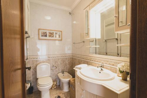 y baño con lavabo, aseo y espejo. en Best Houses 81 - Sea La Vie, en Atouguia da Baleia