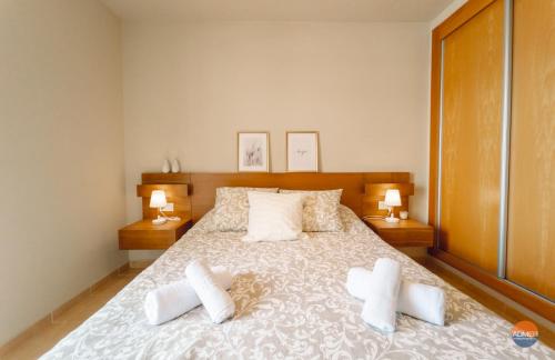 ein Schlafzimmer mit einem Bett mit zwei Kissen darauf in der Unterkunft P Cormoran 3255 in La Manga del Mar Menor