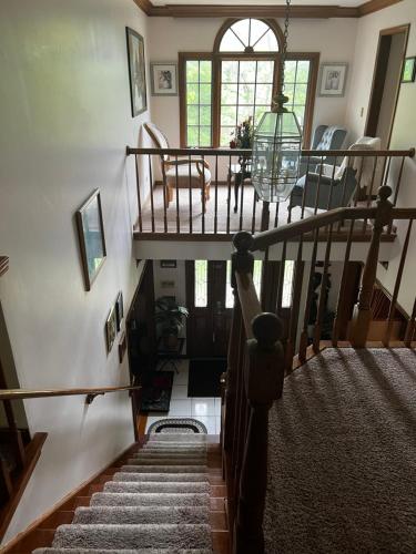 una escalera de caracol en una casa con comedor en Quiet and spacious Room1 en Bolingbrook