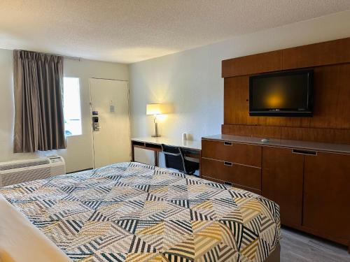 Habitación de hotel con cama y TV de pantalla plana. en Motel 6 Forrest City AR, en Forrest City
