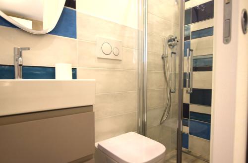 ein Bad mit einer Dusche, einem WC und einem Waschbecken in der Unterkunft Appartamento Dea in Marina di Campo