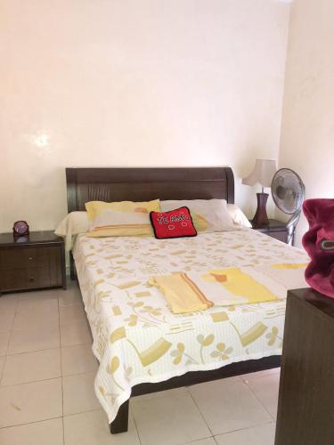 een slaapkamer met een bed met een rood kussen erop bij residence al farah sala aljadida in Sale