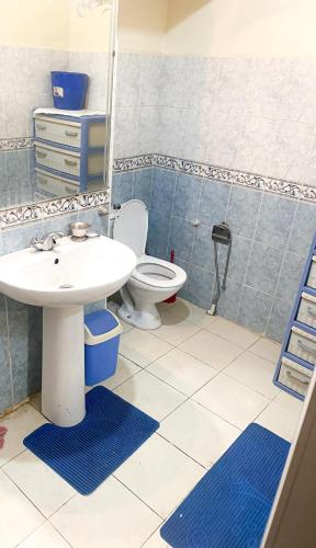 een badkamer met een wastafel en een toilet bij residence al farah sala aljadida in Sale