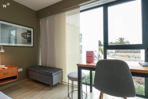 a room with a desk and a chair and a table at Primera Parada By Wynwood House in Lima