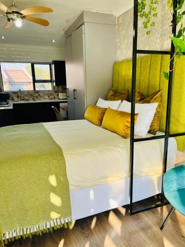 1 Schlafzimmer mit einem Doppeletagenbett mit gelben Kissen in der Unterkunft Modern studio apartments in Secunda