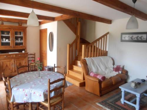 un salon avec une table et une chaise dans l'établissement Ty Braz, à Saint-Ségal