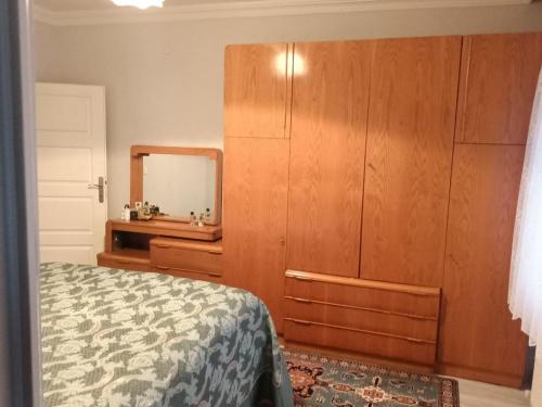 1 dormitorio con cama, tocador y espejo en Kadı Home, 