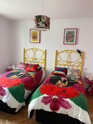 - 2 lits installés l'un à côté de l'autre dans une chambre dans l'établissement ENJOY AVILA 3-PALACIO DE LOS ÁGUILA, à Ávila
