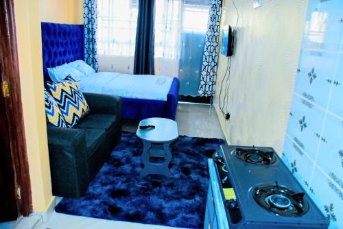 un piccolo soggiorno con divano e tavolo di Sweet homes a Nairobi
