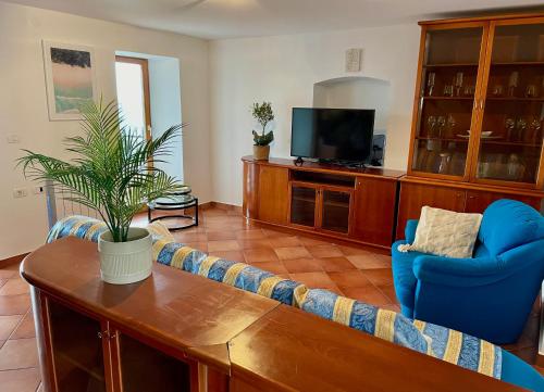een woonkamer met een bank en een tv bij Istrian house Casa del nonno in Šmarje