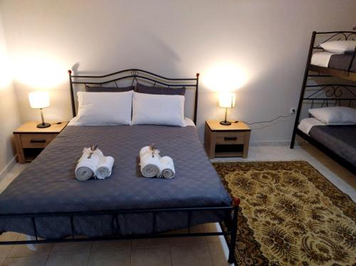 1 dormitorio con 1 cama con 2 altavoces en GK Porto Heli, en Rozaíika