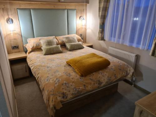 Llit o llits en una habitació de Haggerston Castle , Cheviot View