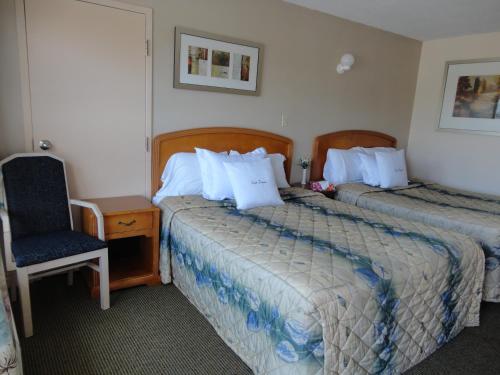 A bed or beds in a room at Good Night Inn