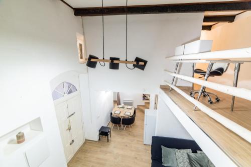une chambre avec des murs blancs, un escalier et une salle à manger dans l'établissement Ou Mentounasc - Duplex Vieille Ville Menton - Free Parking, à Menton