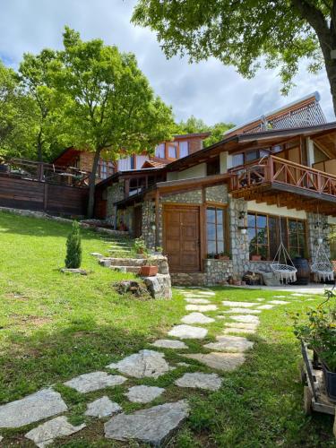 una casa con un sentiero in pietra davanti di Paradise Nest a Ohrid