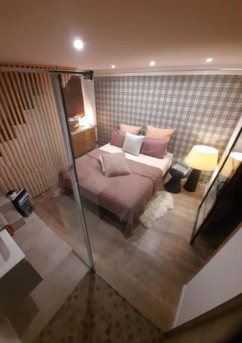 une chambre avec un lit avec des oreillers dessus dans l'établissement La Bastide en front d'étang de Thau, à Bouzigues