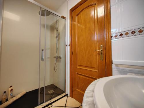 オ・グローベにあるLuminoso y Modernoのバスルーム(バスタブ、ガラスドア付きのシャワー付)