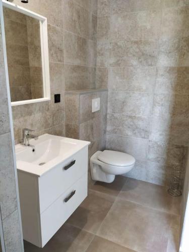 VentiseriにあるBeau logement neuf à 5 mn de la merの白い洗面台とトイレのあるバスルーム