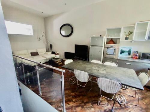 un salon avec une table et quelques chaises dans l'établissement CANNES t4 bourgeois 790M de la plage, Palais et Croisette, à Cannes