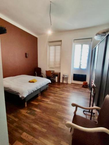 une chambre avec un lit et un parquet dans l'établissement CANNES t4 bourgeois 790M de la plage, Palais et Croisette, à Cannes