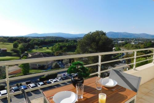 - une table sur un balcon avec vue sur un parcours de golf dans l'établissement Bright T2 "Golf Panorama" air-conditioned parking golf view, à Biot