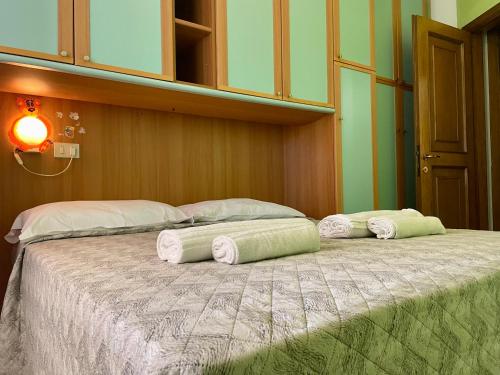 a bed with four pillows on it in a room at Sperlonga Paradise Villetta in Sperlonga