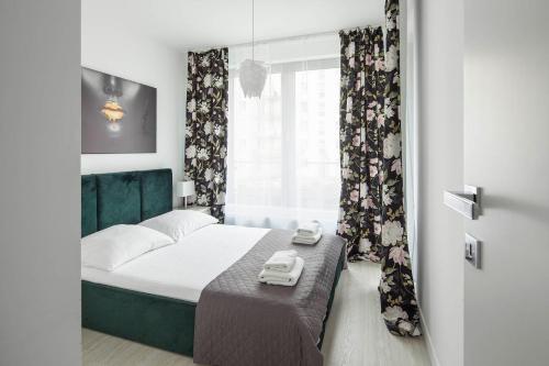 een kleine slaapkamer met een bed en een raam bij Sleepy3city Plac Unii in Gdynia