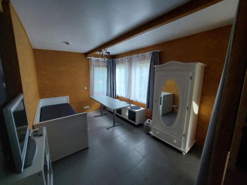 Zimmer mit einem TV und einem Schreibtisch in einem Zimmer in der Unterkunft Ferienbungalows am Wolziger See in Heidesee