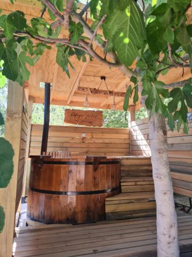 a wooden tub in a wooden house with a tree at Cabañas Refugio Nativo in Santa Cruz