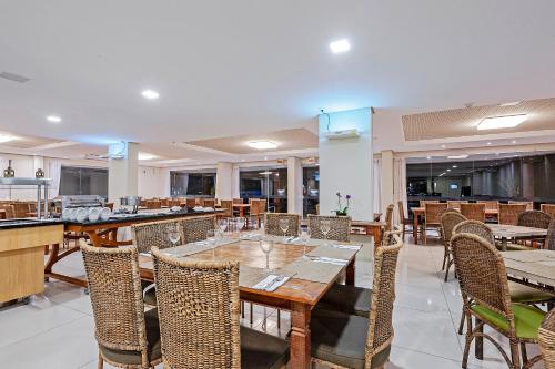 a dining room with a table and chairs at Slaviero Ingleses Convention in Florianópolis