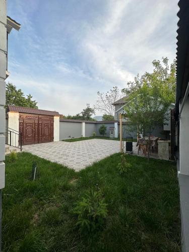 Golden House – Photos 3