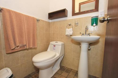 a bathroom with a toilet and a sink at Hotel Casa Autora 40 in Guanajuato
