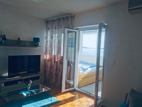un soggiorno con specchio e TV di SUZANA Beautiful balcony sea view 1 a Senj