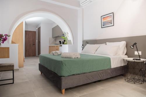 um quarto com uma cama grande e um arco em Vesta suite&studio in Chania Old Town em Chania