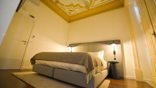 a bedroom with a bed and a ceiling at O Paço - exclusive accommodation in Tomar