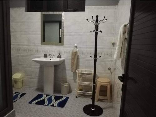 Baño blanco con lavabo y lavabo en Justice Seaview Apartment en Le Morne