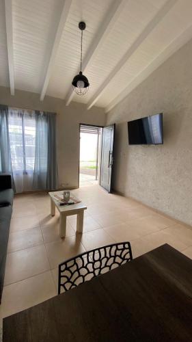 uma sala de estar com um sofá e uma mesa em Alquiler Temporario JPE Tunuyan em Tunuyán