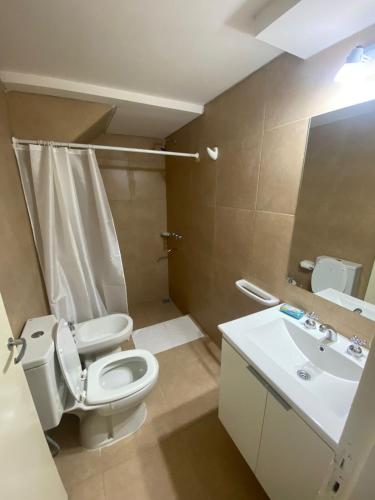 bagno con servizi igienici e lavandino di Alquiler Temporario JPE Tunuyan a Tunuyán