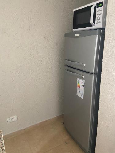 um frigorífico com um micro-ondas em cima em Alquiler Temporario JPE Tunuyan em Tunuyán
