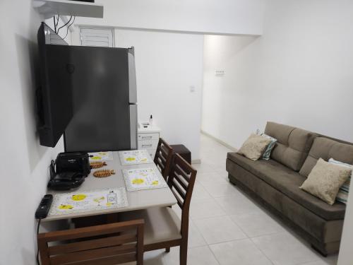 uma sala de estar com uma mesa e um sofá em Ap no centro de Florianopolis em Florianópolis