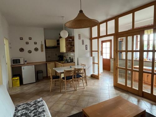 eine Küche und ein Wohnzimmer mit einem Tisch und Stühlen in der Unterkunft Apartmán u Čarků 