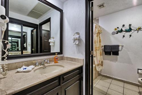 La salle de bains est pourvue d'un lavabo, d'un miroir et d'une douche. dans l'établissement Sonoran Spa 304-N, à Puerto Peñasco