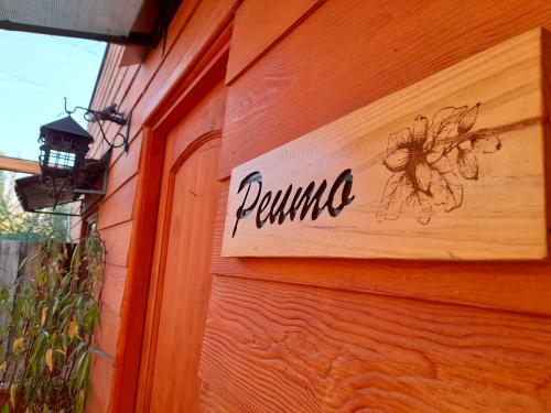 a sign on the side of a building at Cabañas Refugio Nativo in Santa Cruz