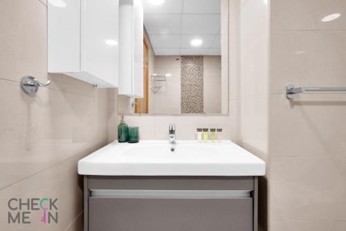een badkamer met een wastafel en een spiegel bij Luxury 2BR with Breath-taking Dubai Marina Views in Dubai