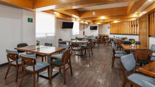 une salle à manger avec des tables et des chaises en bois dans l'établissement Hotel San Lucas, à Mexico