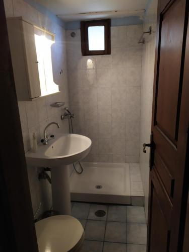 A bathroom at Double studio room with two single beds