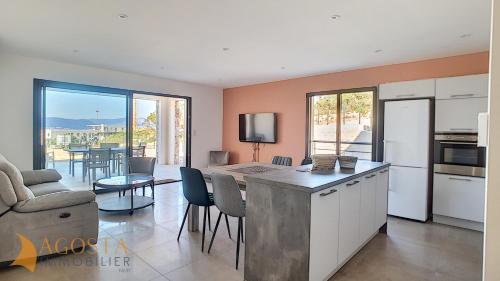 une cuisine ouverte sur un salon dans l'établissement T3 vue mer 100 m2 de jardin 'D', à Pietrosella