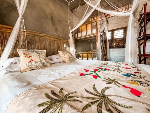 ein Schlafzimmer mit einem großen Bett mit Baldachin in der Unterkunft Flats Macapá Meu Amor in Luis Correia