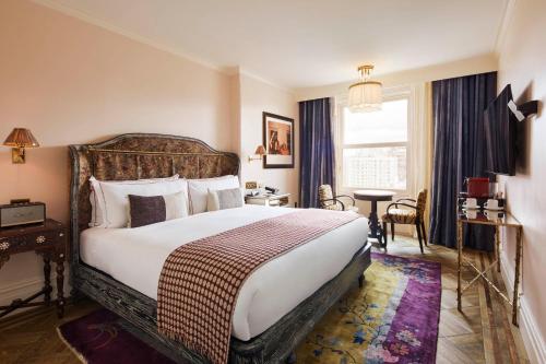 Cette chambre comprend un grand lit et une fenêtre. dans l'établissement The Hotel Chelsea, à New York