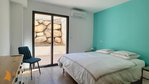 une chambre avec un lit et une fenêtre dans l'établissement T3 vue mer 100 m2 de jardin 'D', à Pietrosella